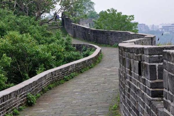 城墙土命的命理优势与挑战