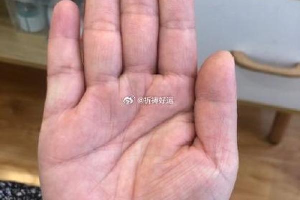 手相桃花朵朵，揭秘暧昧缘分多的秘密