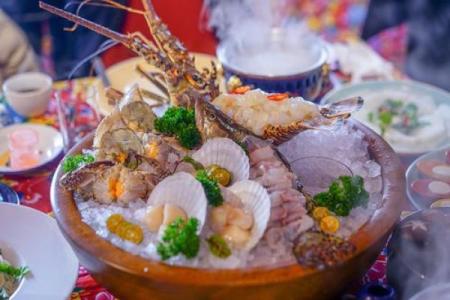 加拿大冬日盛宴：揭秘冰屋节的传统魅力与温馨习俗